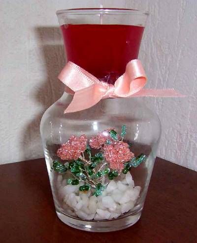 Свечка и цветы из бисера в вазе.