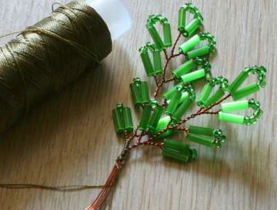 приматываем шелковыми нитками вторую заготовку листвы из бисера для бисерного дерева ручной работы.