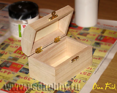 Маленькая деревянная шкатулка - основа рукотворного произведения в стиле шебби шик.